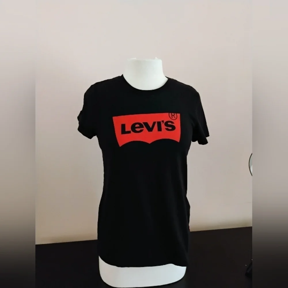Levi’s Black Batwing Logo Graphic Tee Men’s Medium